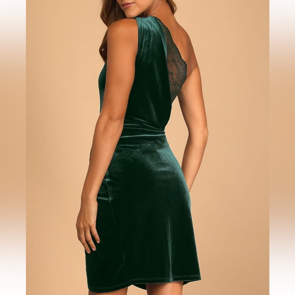 New Lulus dark green velvet one shoulder lace back dress. Size xs